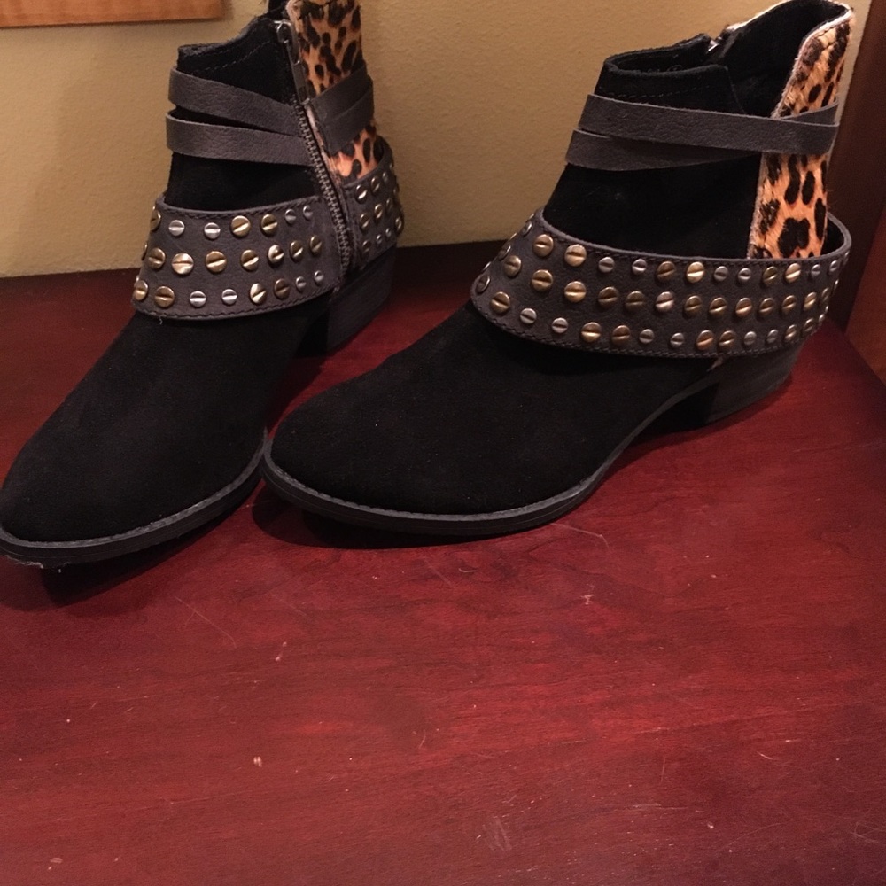 Trendy, funky, comfy pair of gorgeous ankle boots!